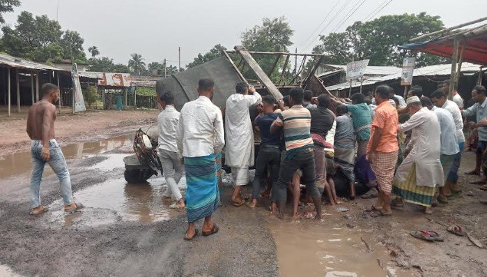 রাস্তা নয় যেন মরণ ফাঁদ!